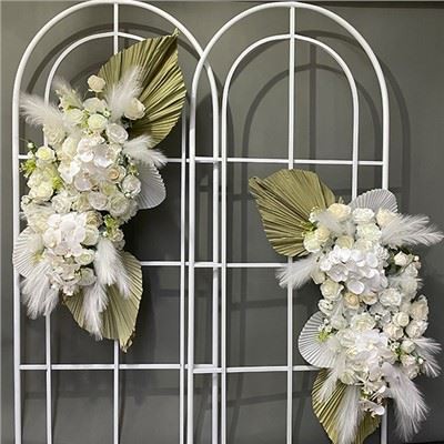 Arco com arranjo de flores para casamento