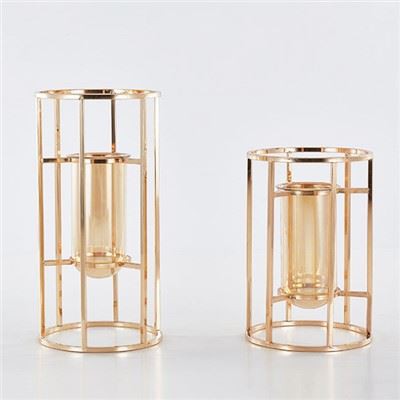 castiçais cilíndricos dourados