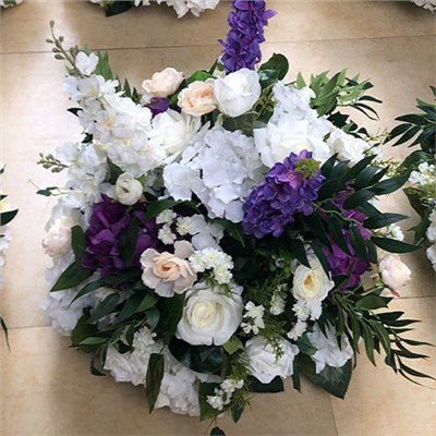 Centros de mesa de flores roxas e brancas para casamento