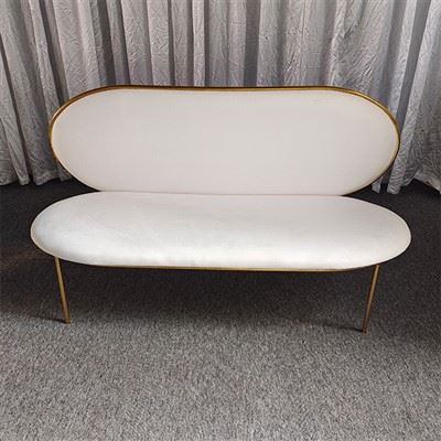 sofá de veludo branco