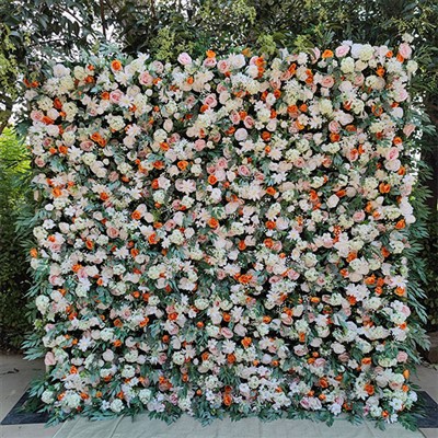 Parede de flores artificiais ao ar livre