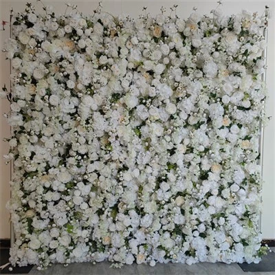 Cenário com flores artificiais