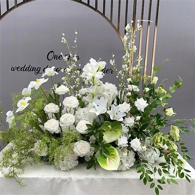 Flores para casamento no corredor da igreja