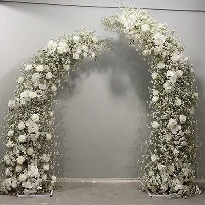 Arco de flores falsas