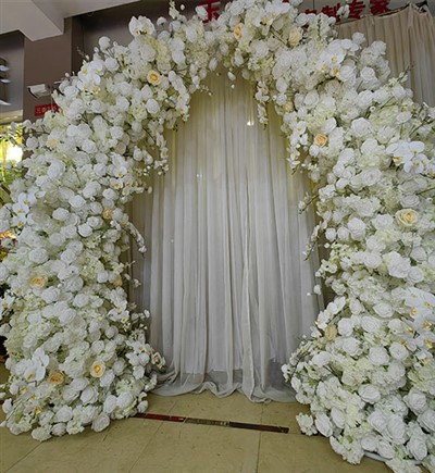 Casamento na praia com arco de flores