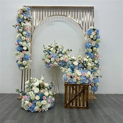 Arranjo de flores com hortênsia azul