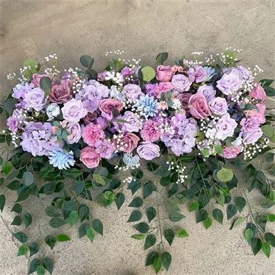 Arco floral suspenso de lavanda para casamento