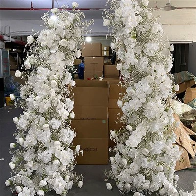 Arco de casamento com flores brancas